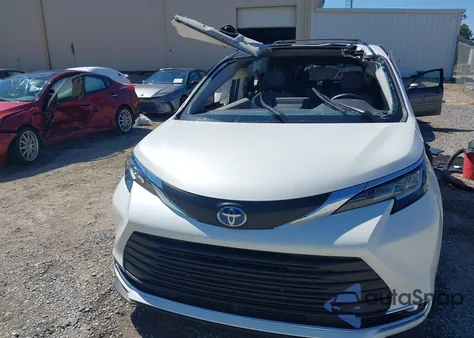 2021 Toyota Sienna Xle z USA, uszkodzony, nr VIN 5TDYRKEC2MS003444